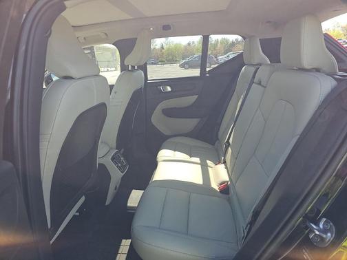 BLACK 2023 Volvo XC40 B5 Plus Bright Theme