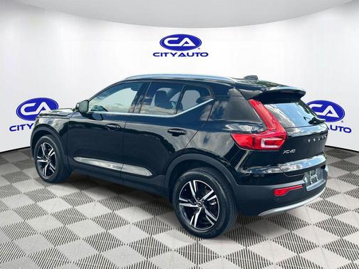 BLACK 2023 Volvo XC40 B5 Plus Bright Theme