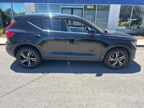 BLACK 2023 Volvo XC40 B5 Plus Bright Theme