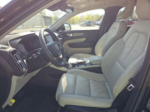 BLACK 2023 Volvo XC40 B5 Plus Bright Theme