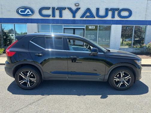 BLACK 2023 Volvo XC40 B5 Plus Bright Theme