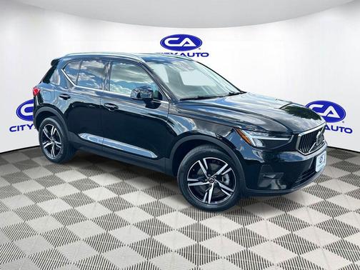 BLACK 2023 Volvo XC40 B5 Plus Bright Theme