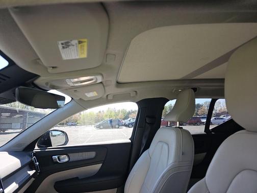 BLACK 2023 Volvo XC40 B5 Plus Bright Theme