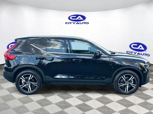 BLACK 2023 Volvo XC40 B5 Plus Bright Theme