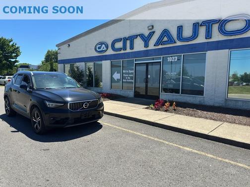 BLACK 2023 Volvo XC40 B5 Plus Bright Theme