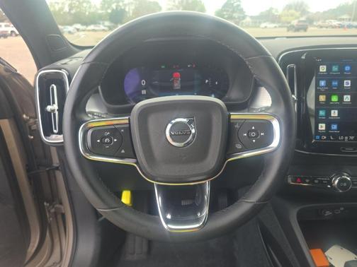 BLACK 2023 Volvo XC40 B5 Plus Bright Theme