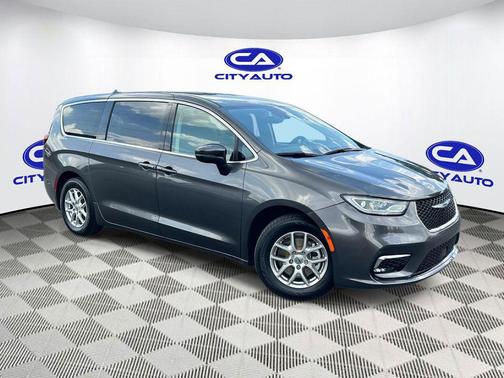 Granite Crystal Metallic Clearcoat 2023 Chrysler Pacifica Touring L