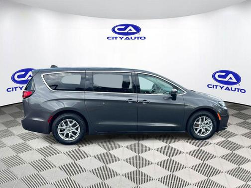 Granite Crystal Metallic Clearcoat 2023 Chrysler Pacifica Touring L