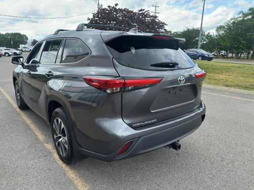 Magnetic Gray Metallic 2022 Toyota Highlander XLE