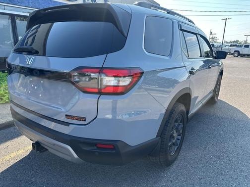 Sonic Gray Pearl 2025 Honda Pilot TrailSport