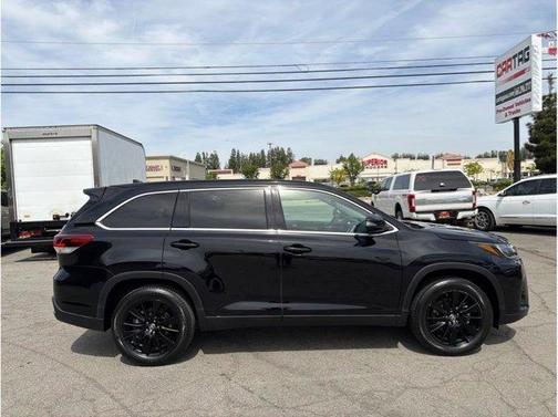 Black 2019 Toyota Highlander SE