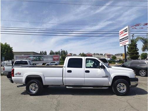 White 2005 Chevrolet Silverado 2500 LS H/D Crew Cab