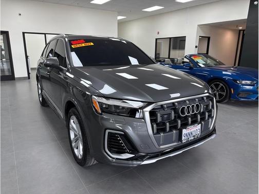 Samurai Gray Metallic 2025 Audi Q7 45 Premium