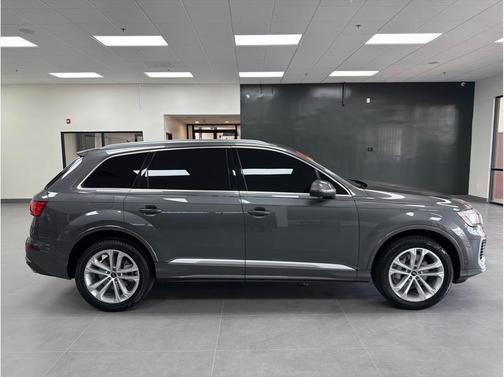 Samurai Gray Metallic 2025 Audi Q7 45 Premium