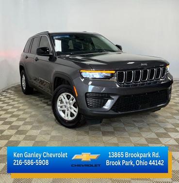 Baltic Gray Metallic Clearcoat 2023 Jeep Grand Cherokee Laredo