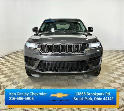 Baltic Gray Metallic Clearcoat 2023 Jeep Grand Cherokee Laredo