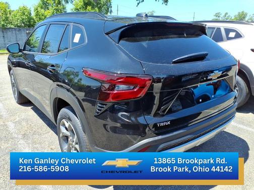 Mosaic Black Metallic 2026 Chevrolet Trax LT