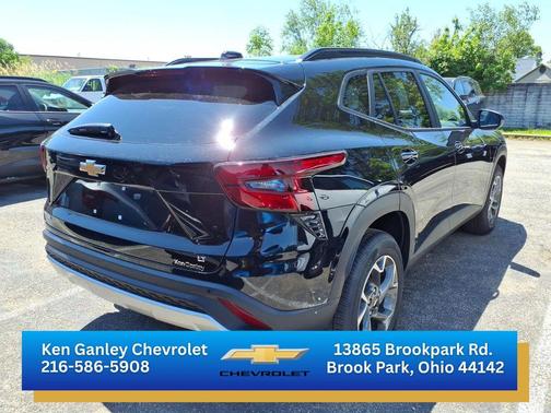 Mosaic Black Metallic 2026 Chevrolet Trax LT