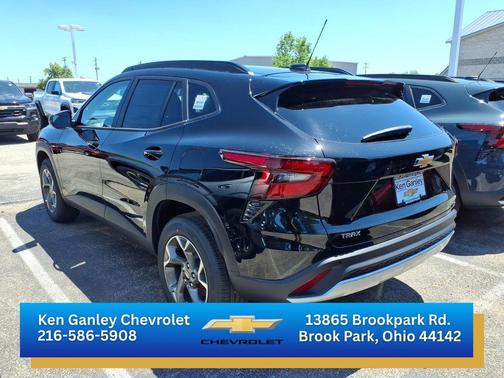 Mosaic Black Metallic 2026 Chevrolet Trax LT