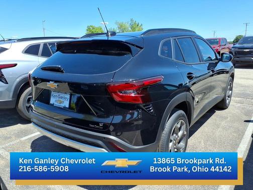 Mosaic Black Metallic 2026 Chevrolet Trax LT
