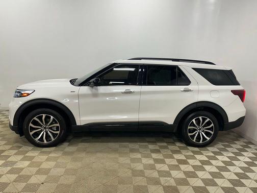 Star White Metallic Tri-Coat 2022 Ford Explorer ST-Line