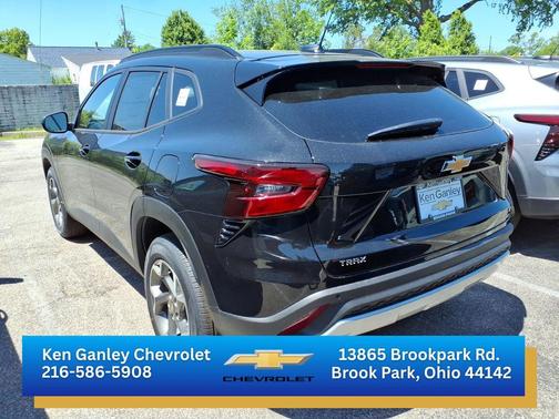 Mosaic Black Metallic 2026 Chevrolet Trax LT