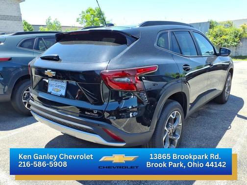Mosaic Black Metallic 2026 Chevrolet Trax LT