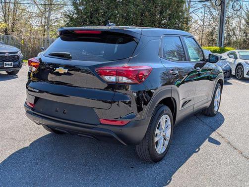 Mosaic Black Metallic 2022 Chevrolet Trailblazer LS