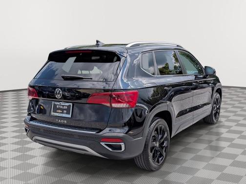 Deep Black Pearl 2024 Volkswagen Taos 1.5T SE