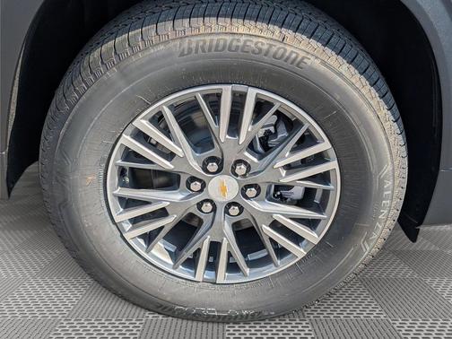 Mosaic Black Metallic 2027 Chevrolet Traverse LT