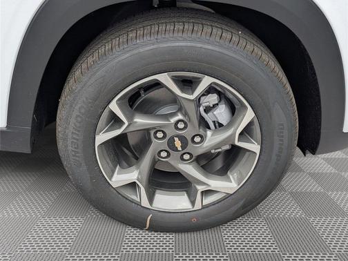 Summit White 2026 Chevrolet Trax LT