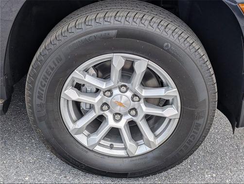 Dark Ash Metallic 2026 Chevrolet Suburban LS