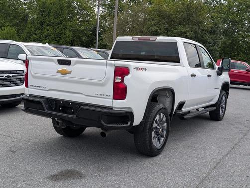 Summit White 2022 Chevrolet Silverado 2500 Custom