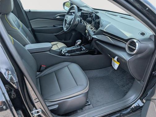Mosaic Black Metallic 2026 Chevrolet Trax FWD ACTIV