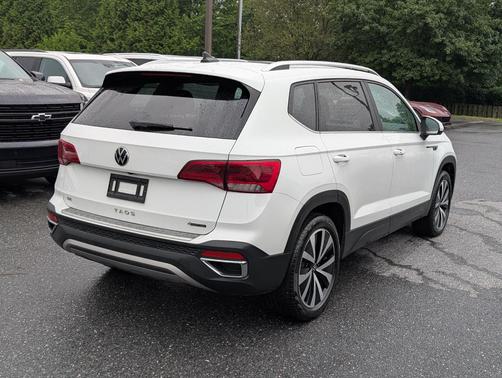 Pure White 2022 Volkswagen Taos 1.5T SE