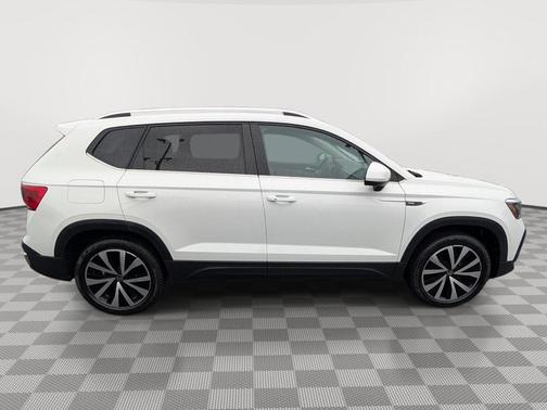 Pure White 2022 Volkswagen Taos 1.5T SE