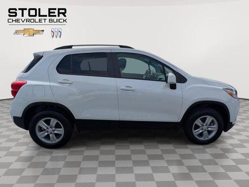 Iridescent Pearl Tricoat 2022 Chevrolet Trax LT