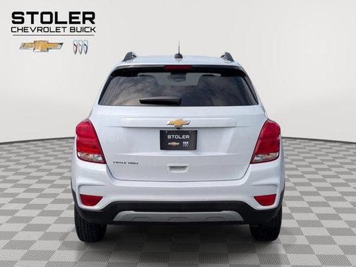 Iridescent Pearl Tricoat 2022 Chevrolet Trax LT