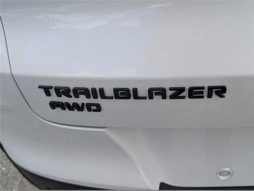 Iridescent Pearl Tricoat 2026 Chevrolet Trailblazer RS