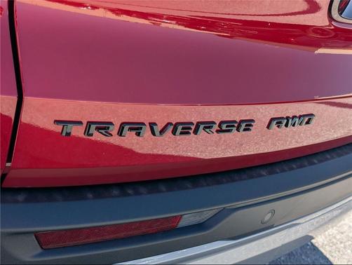 Radiant Red Tintcoat 2026 Chevrolet Traverse AWD Z71