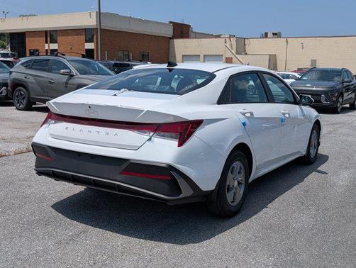 2025 Hyundai ELANTRA SE