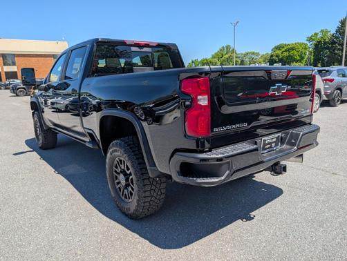 Black 2024 Chevrolet Silverado 2500 4WD Crew Cab Standard Bed ZR2