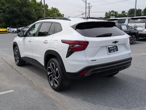 Summit White 2024 Chevrolet Trax FWD 2RS