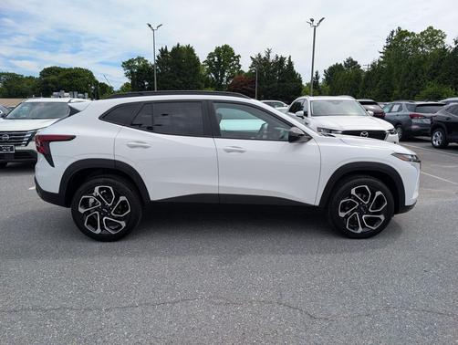 Summit White 2024 Chevrolet Trax FWD 2RS