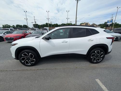 Summit White 2024 Chevrolet Trax FWD 2RS