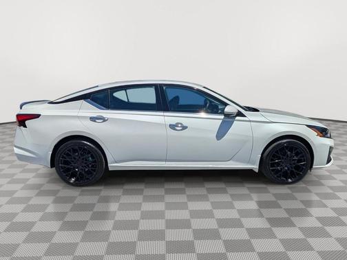 Pearl White Tricoat 2023 Nissan Altima 2.5 SL