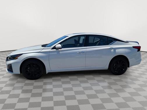 Pearl White Tricoat 2023 Nissan Altima 2.5 SL