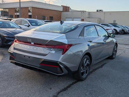 2025 Hyundai ELANTRA SEL