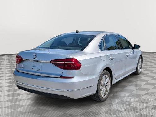 Reflex Silver Metallic 2018 Volkswagen Passat 2.0T SE