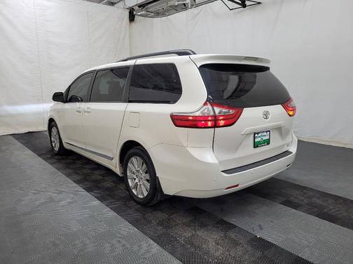 Blizzard Pearl 2017 Toyota Sienna XLE